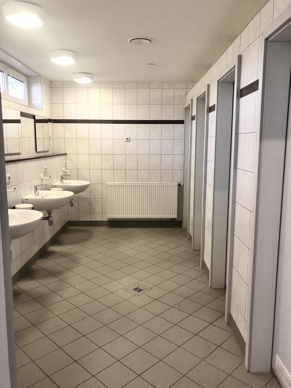 Wasch- und Duschbereich Damen Küstencamp Campingplatz Ruegen